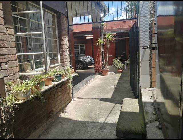 1,322M² BUSINESS FOR SALE IN BRIXTON